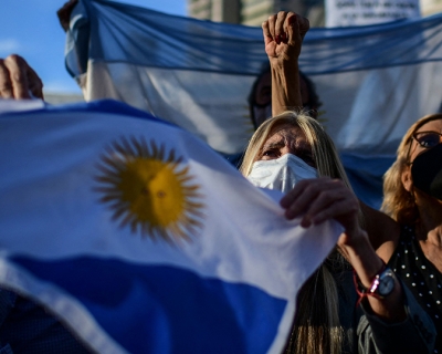 Argentines protest in Buenos Aires against new COVID-19 restrictions. April 17, 2021. Image: Ronaldo Schemidt/AFP via Getty Images